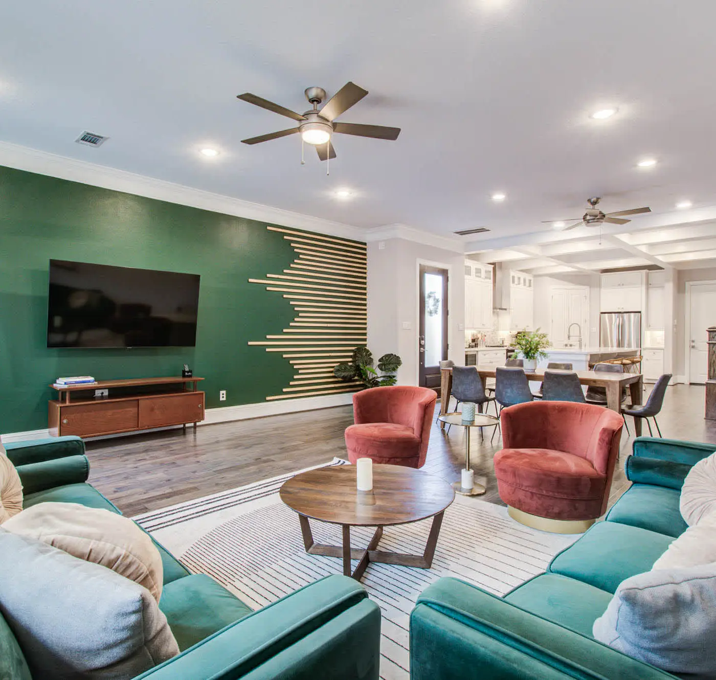 Houston Central Location - Stylish with Jacuzzi