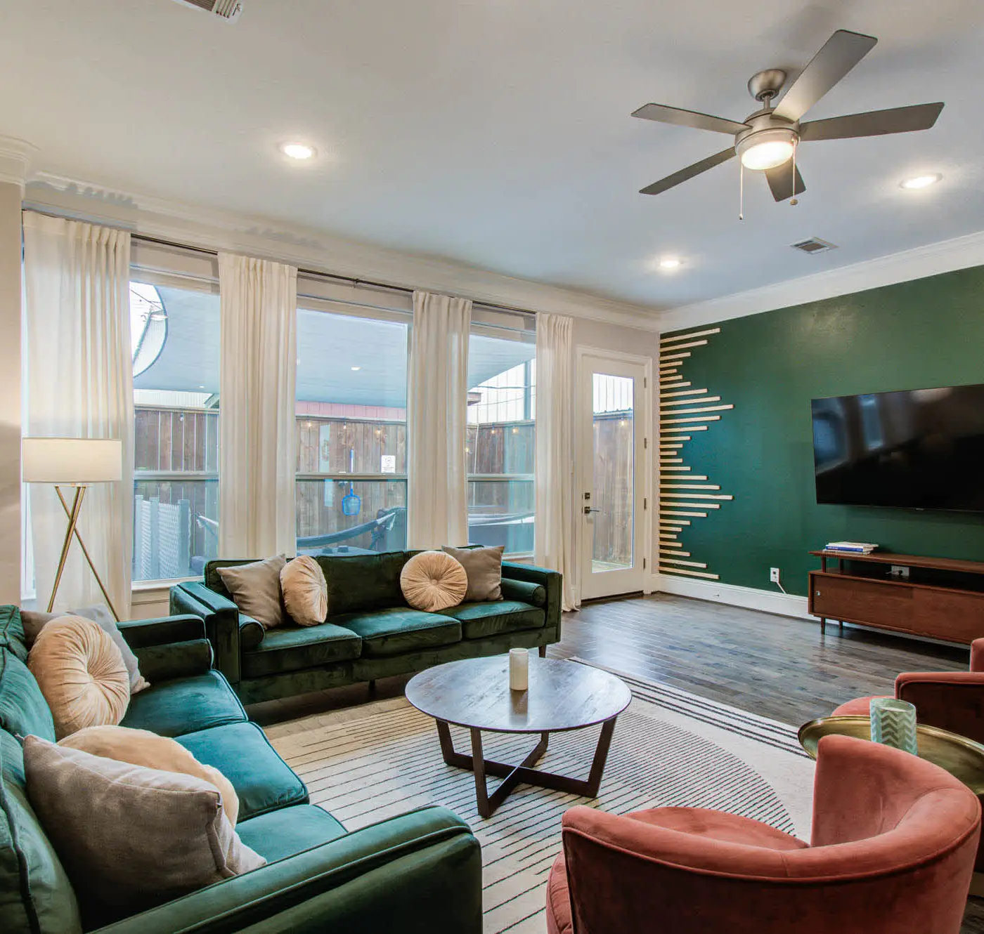 Houston Central Location - Stylish with Jacuzzi