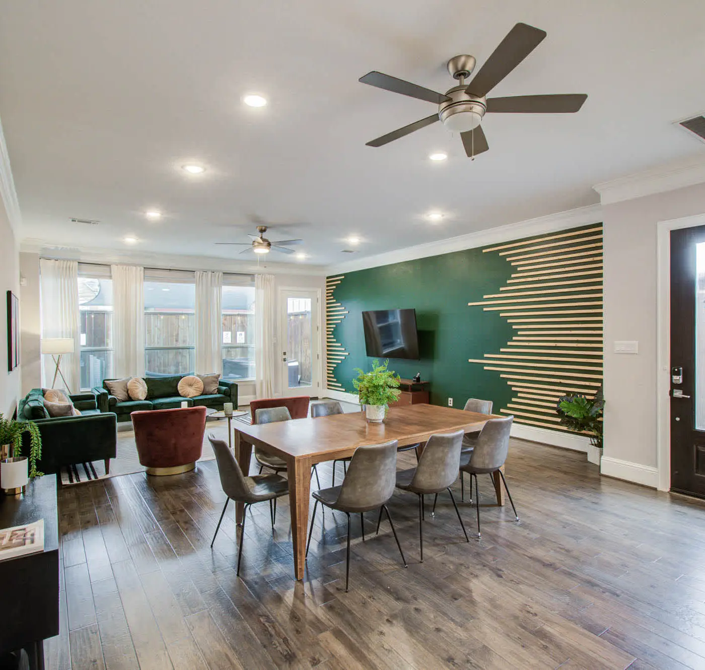 Houston Central Location - Stylish with Jacuzzi