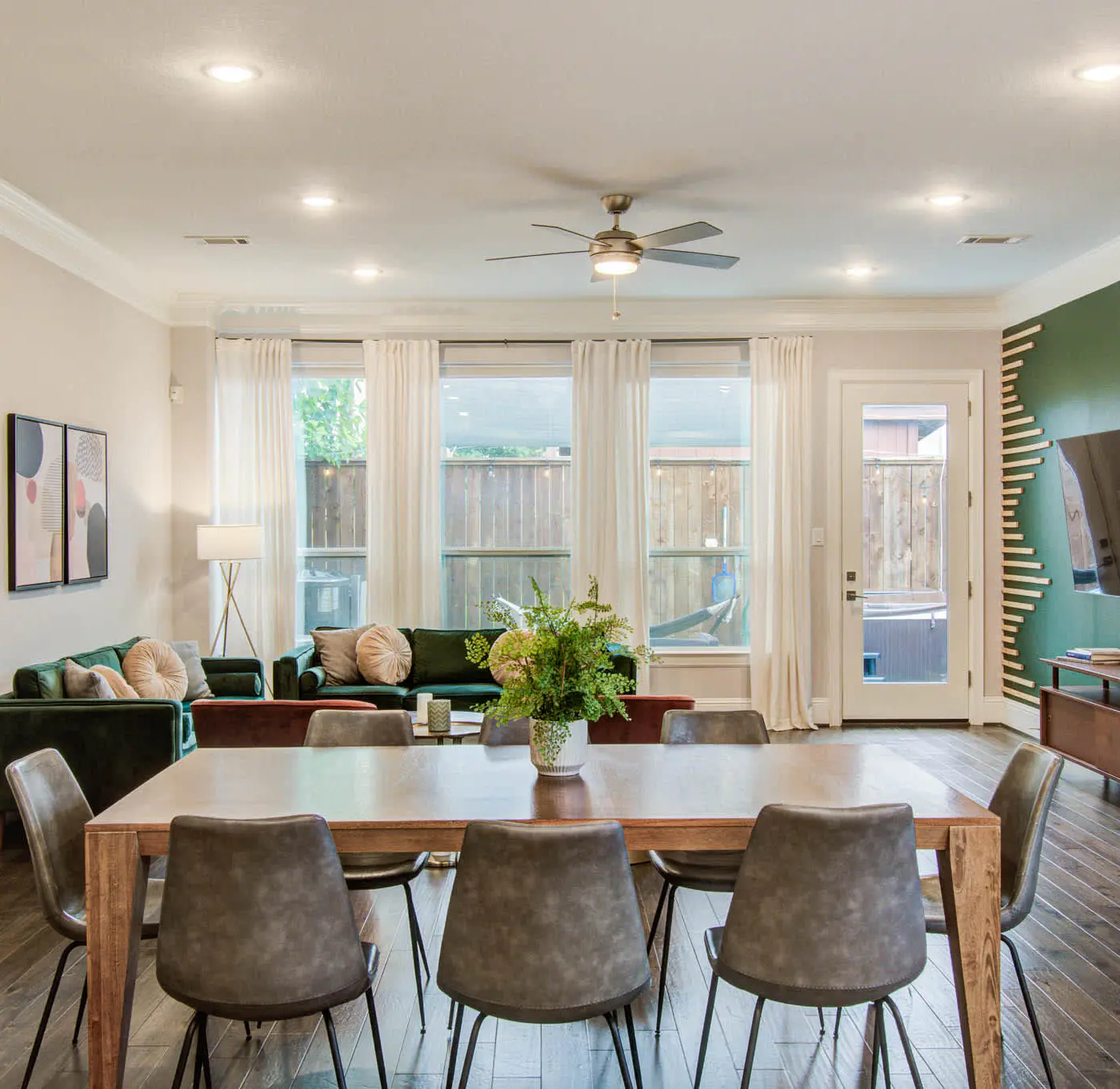 Houston Central Location - Stylish with Jacuzzi