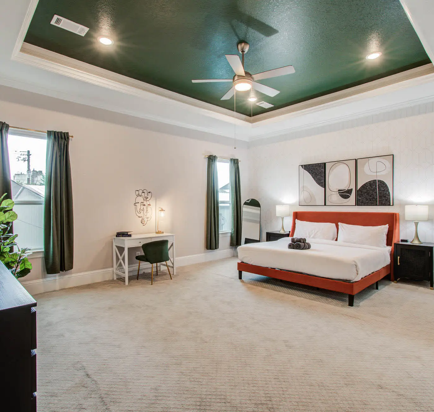 Houston Central Location - Stylish with Jacuzzi
