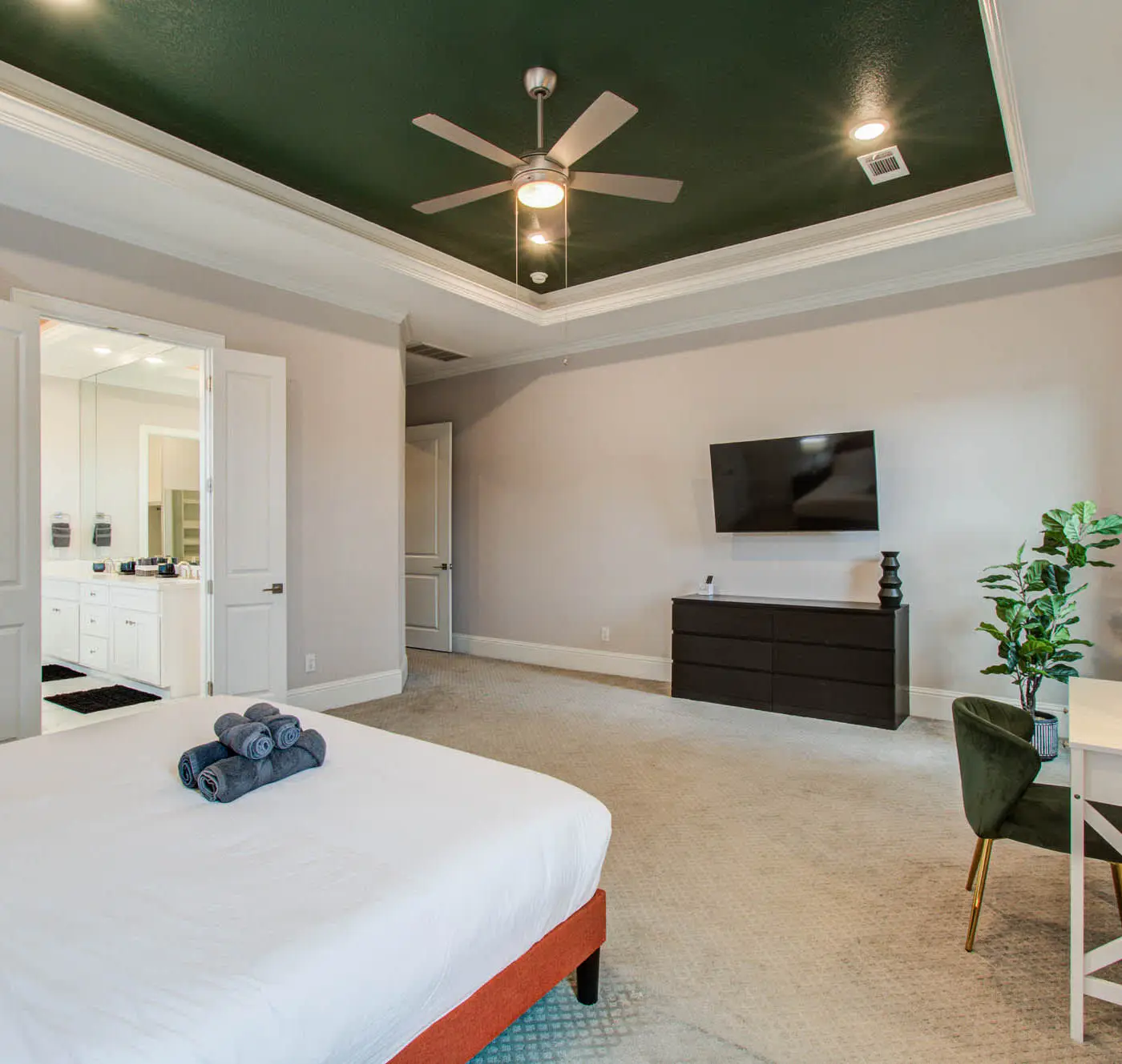 Houston Central Location - Stylish with Jacuzzi