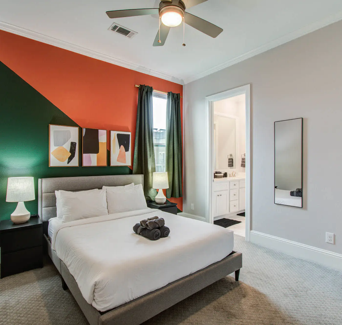 Houston Central Location - Stylish with Jacuzzi