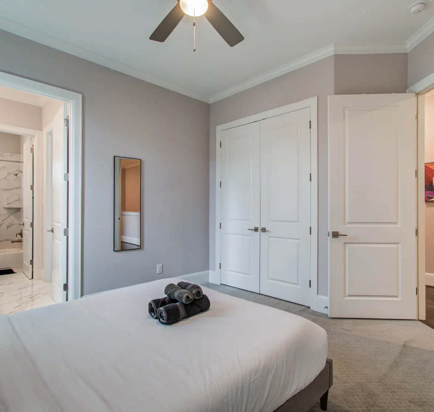 Houston Central Location - Stylish with Jacuzzi