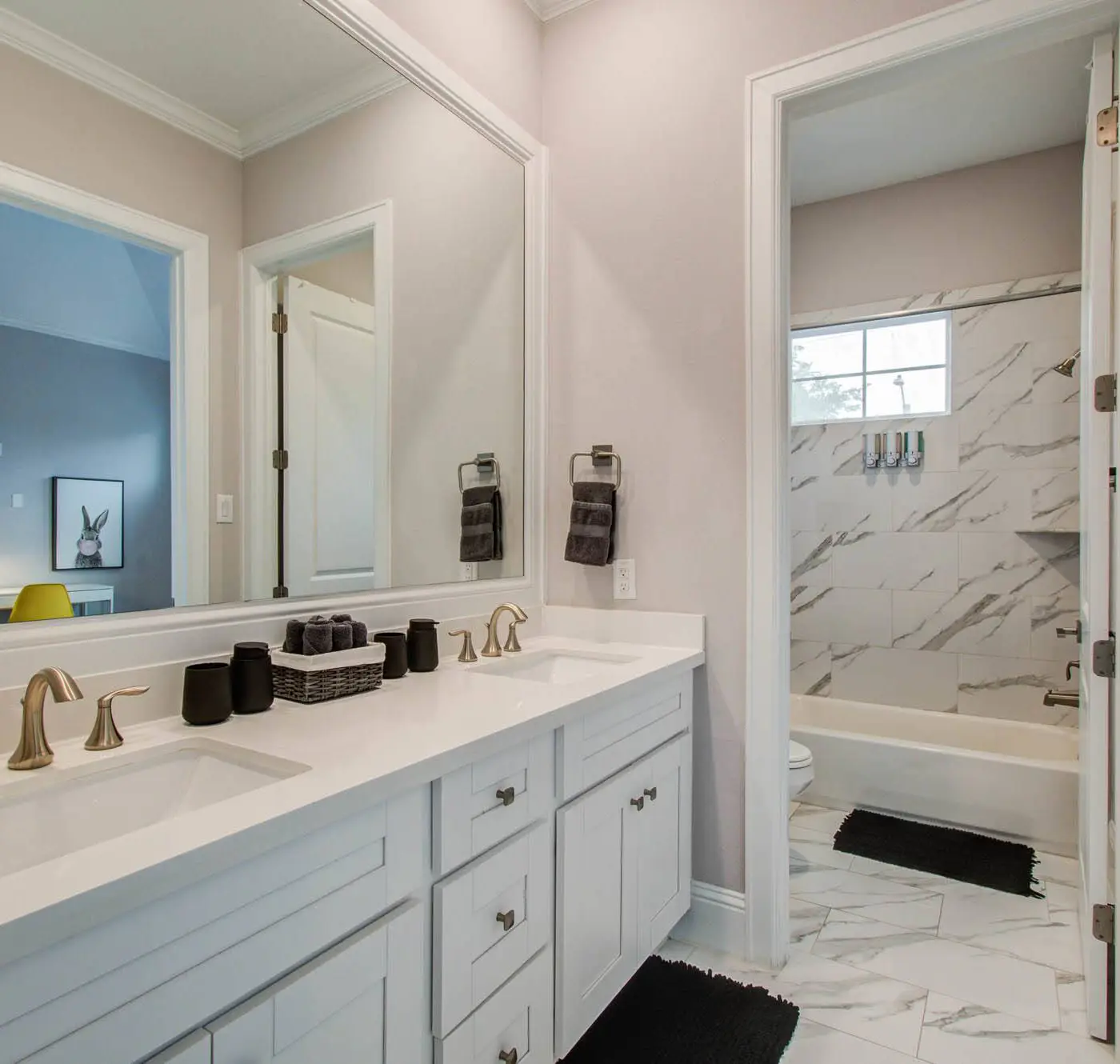 Houston Central Location - Stylish with Jacuzzi