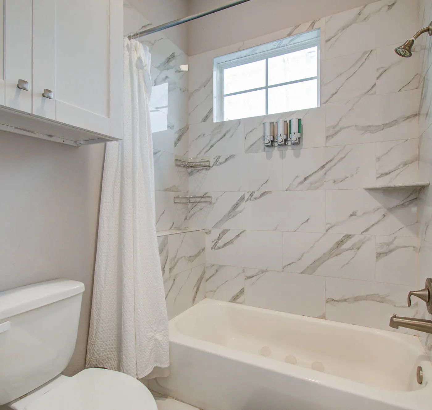 Houston Central Location - Stylish with Jacuzzi
