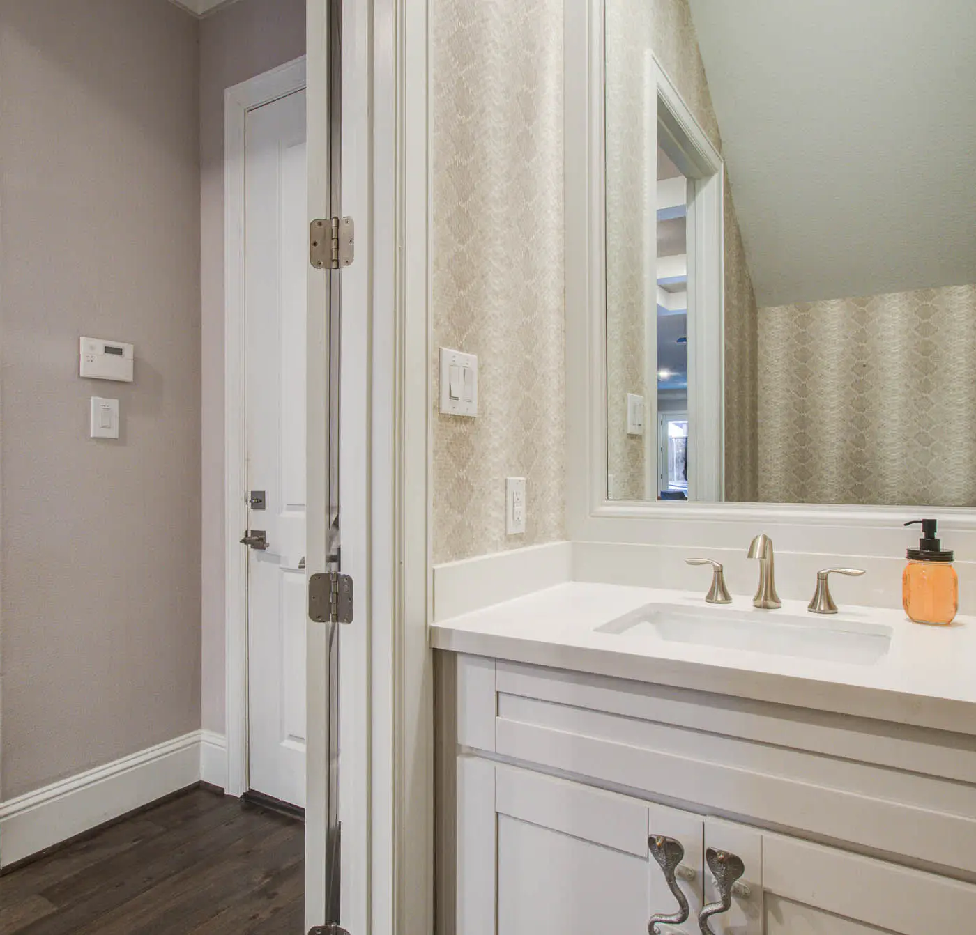 Houston Central Location - Stylish with Jacuzzi