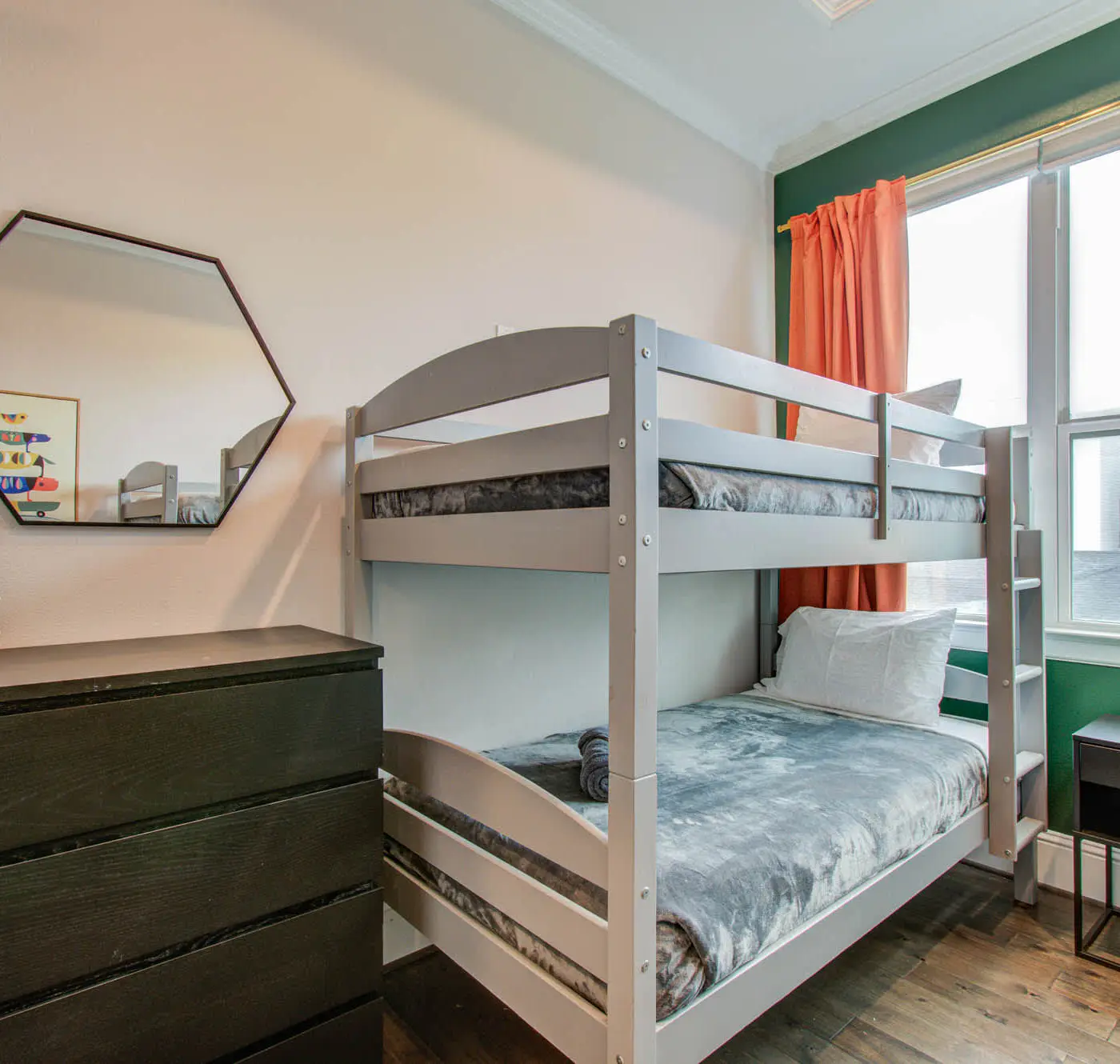 Houston Central Location - Stylish with Jacuzzi