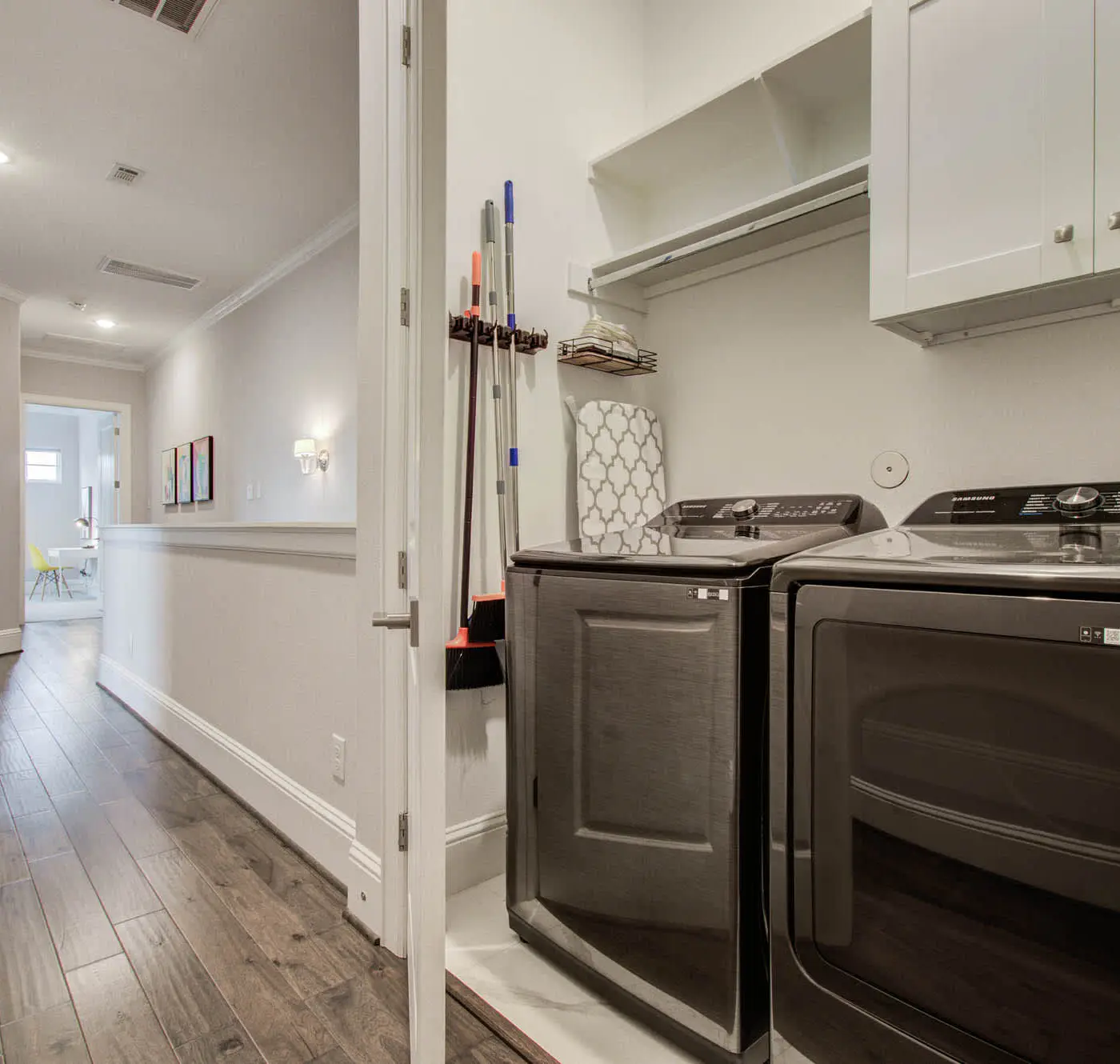 Houston Central Location - Stylish with Jacuzzi