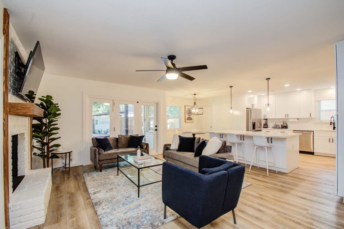 Stunning Modern Dream Home w Pool, Grill, Foosball