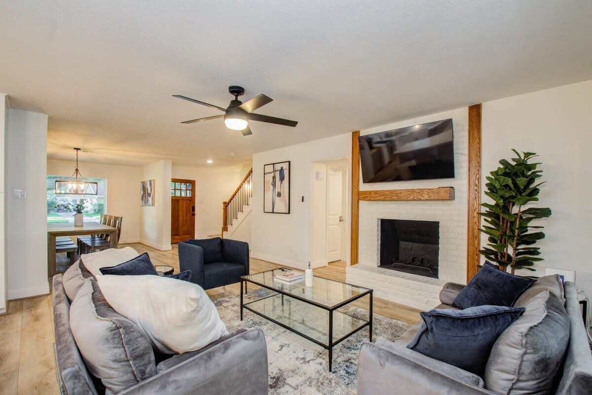 Stunning Modern Dream Home w Pool, Grill, Foosball