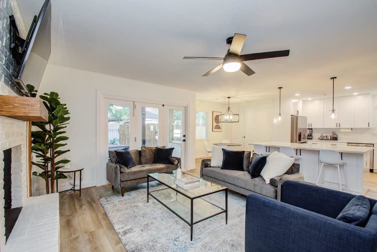 Stunning Modern Dream Home w Pool, Grill, Foosball