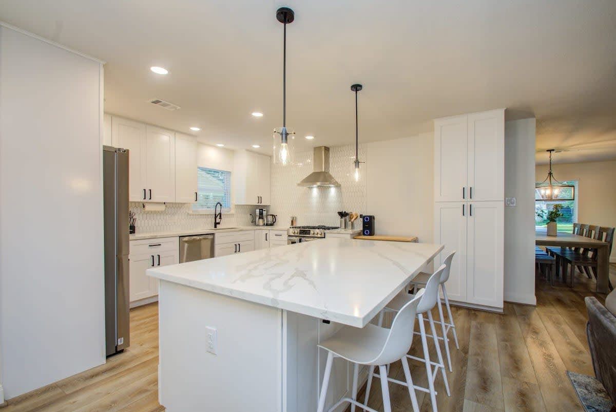 Stunning Modern Dream Home w Pool, Grill, Foosball