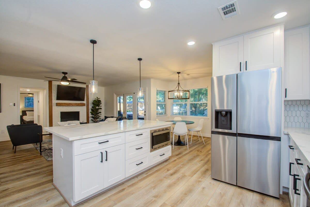 Stunning Modern Dream Home w Pool, Grill, Foosball