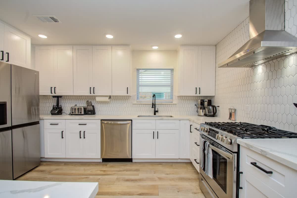 Stunning Modern Dream Home w Pool, Grill, Foosball