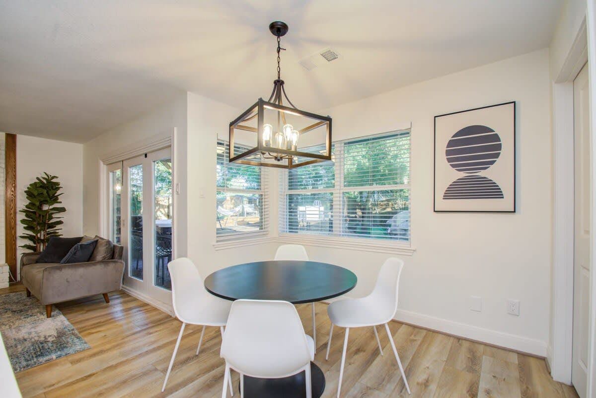 Stunning Modern Dream Home w Pool, Grill, Foosball