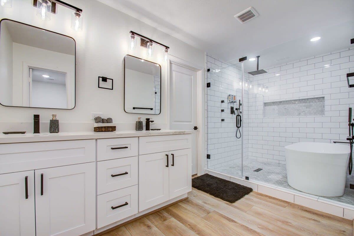 Stunning Modern Dream Home w Pool, Grill, Foosball