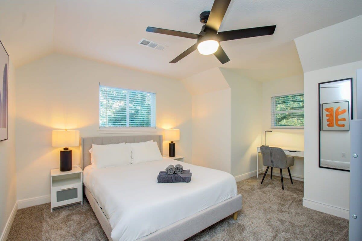 Stunning Modern Dream Home w Pool, Grill, Foosball