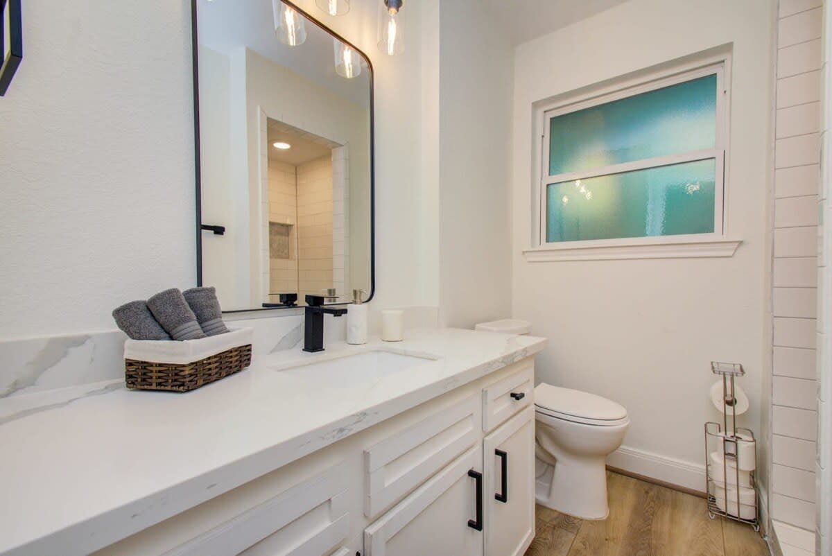 Stunning Modern Dream Home w Pool, Grill, Foosball