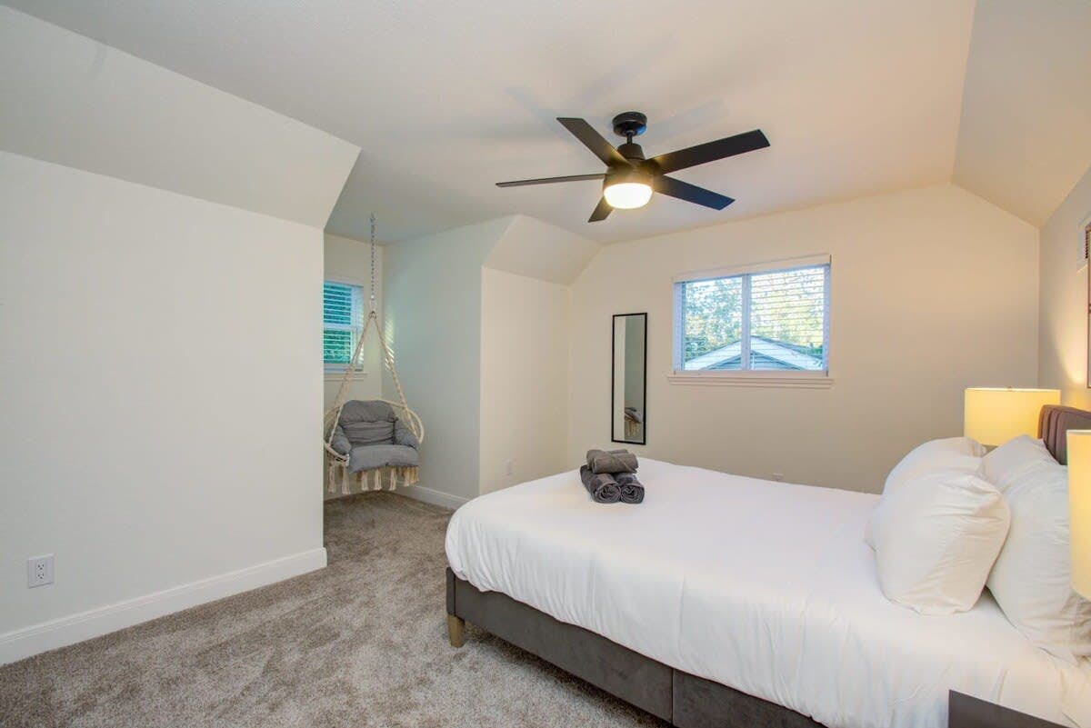 Stunning Modern Dream Home w Pool, Grill, Foosball