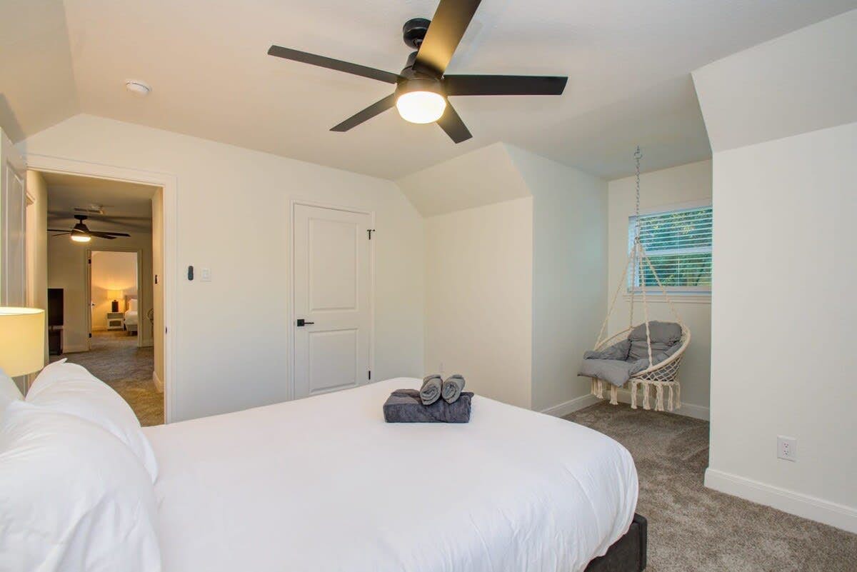 Stunning Modern Dream Home w Pool, Grill, Foosball