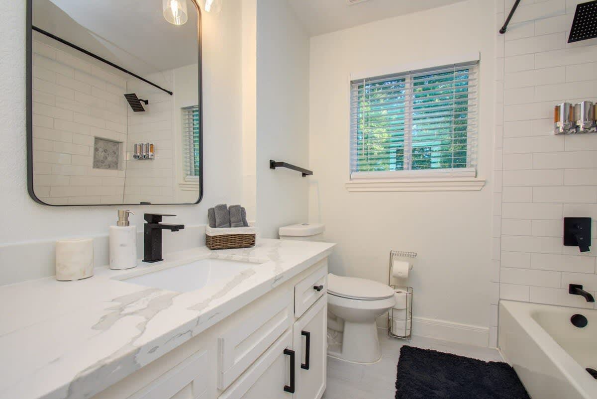 Stunning Modern Dream Home w Pool, Grill, Foosball