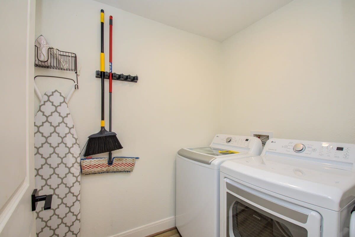 Stunning Modern Dream Home w Pool, Grill, Foosball