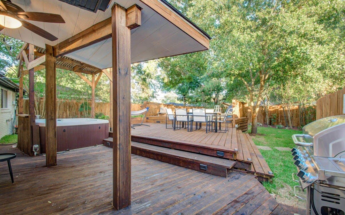 Stunning Modern Dream Home w Pool, Grill, Foosball