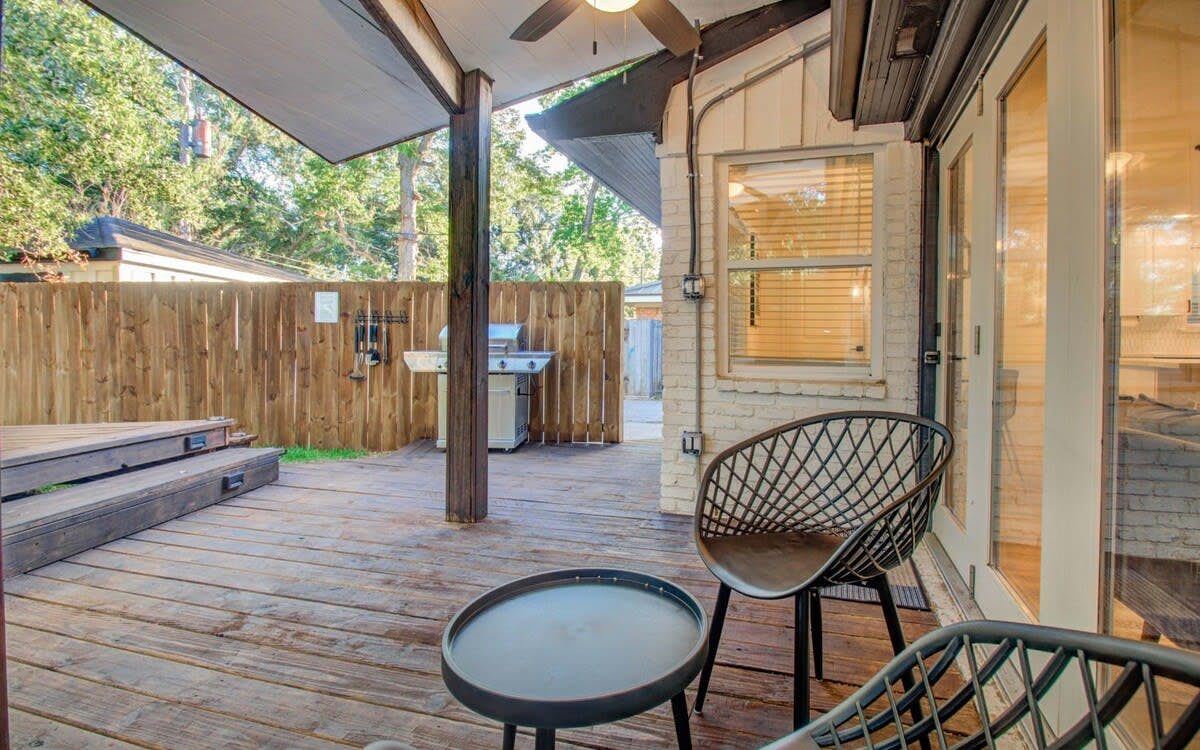 Stunning Modern Dream Home w Pool, Grill, Foosball