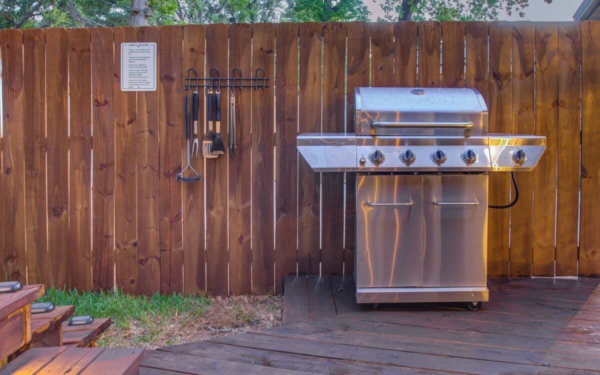 Stunning Modern Dream Home w Pool, Grill, Foosball