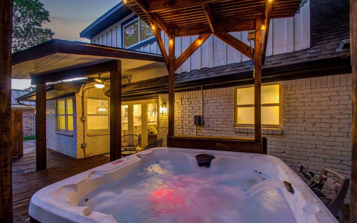 Stunning Modern Dream Home w Pool, Grill, Foosball