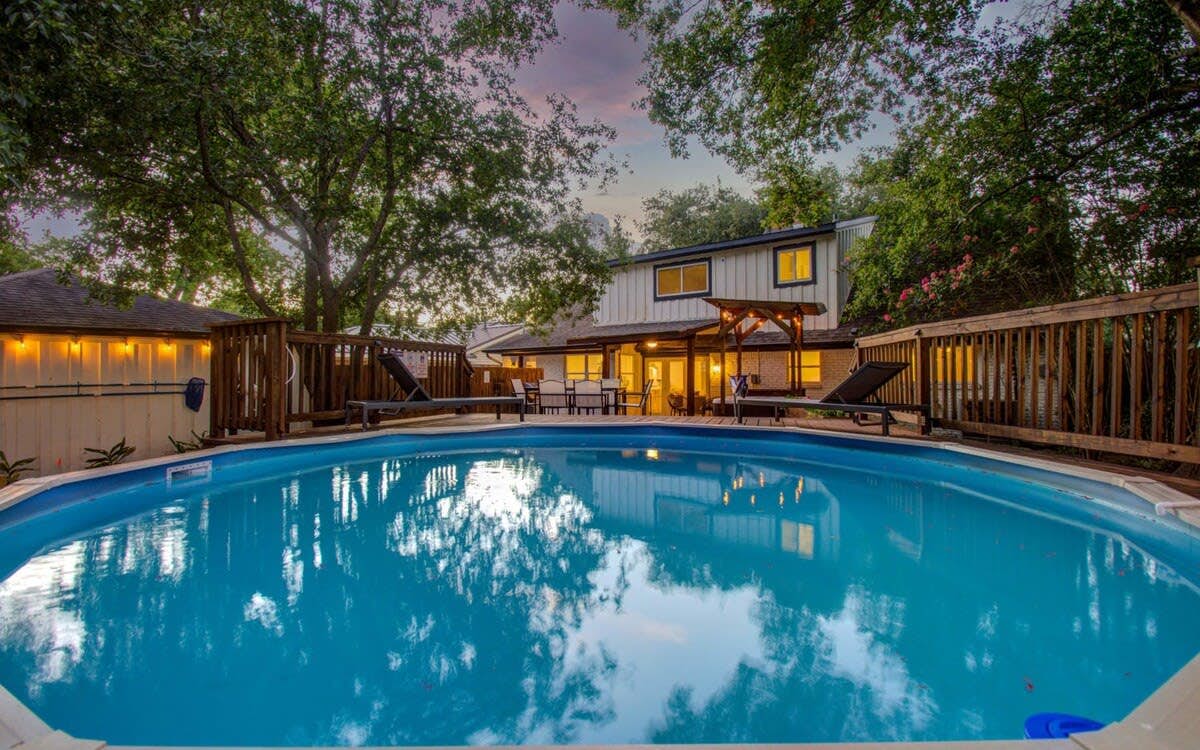 Stunning Modern Dream Home w Pool, Grill, Foosball