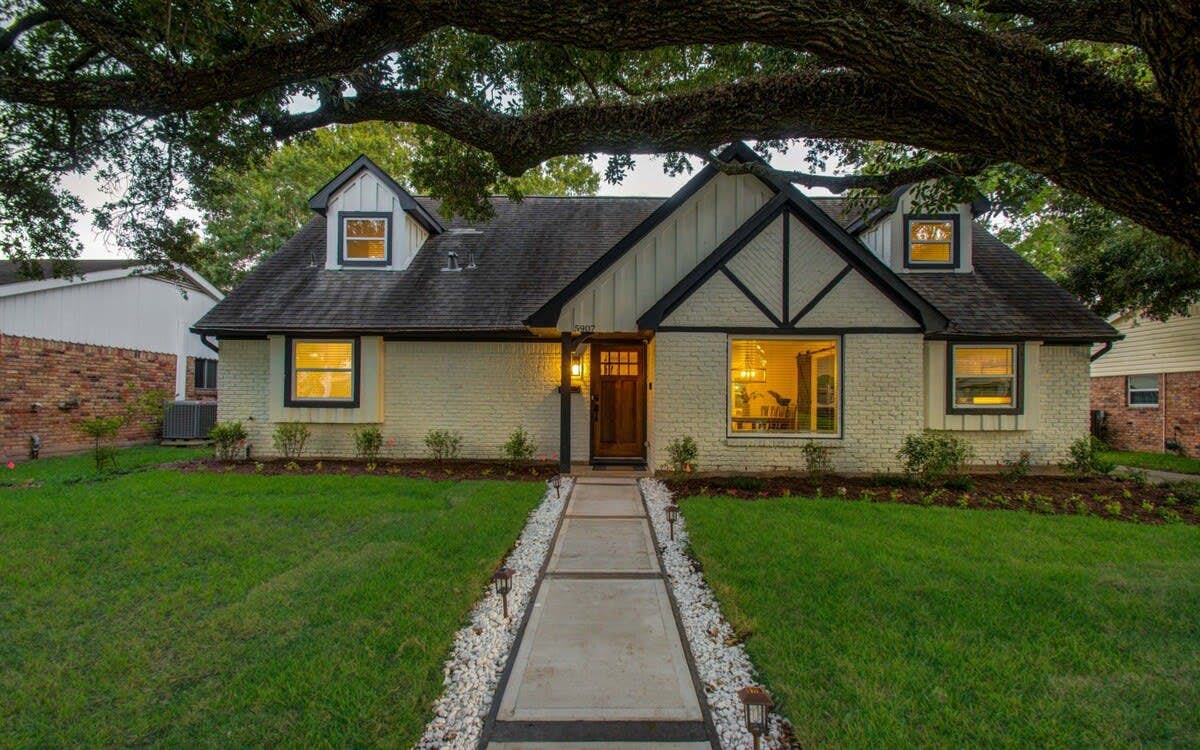 Stunning Modern Dream Home w Pool, Grill, Foosball