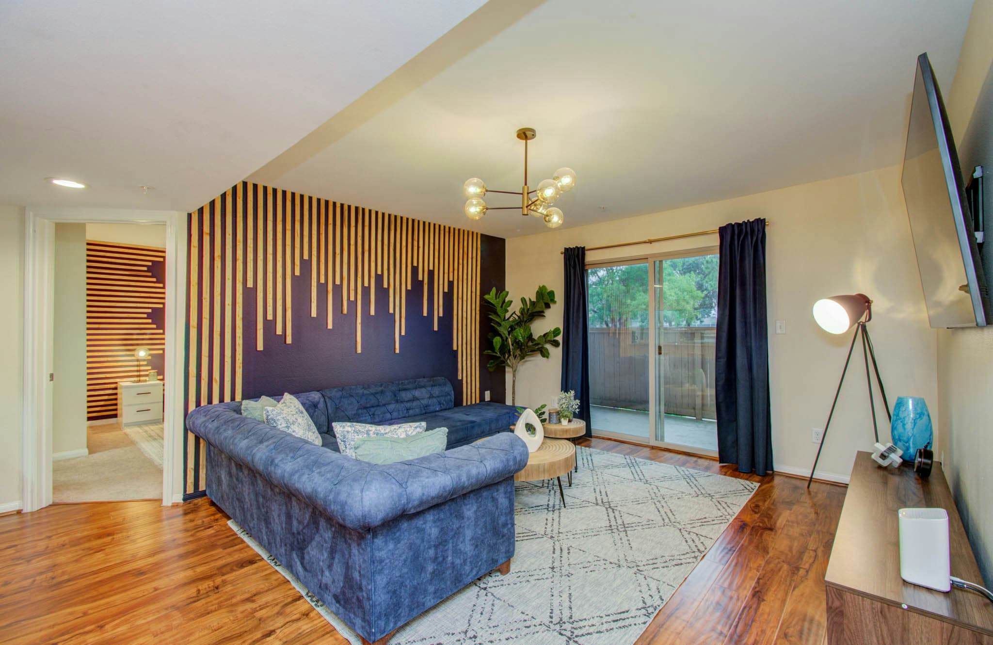 3 Bedrooms, Spacious Central Condo w Pool