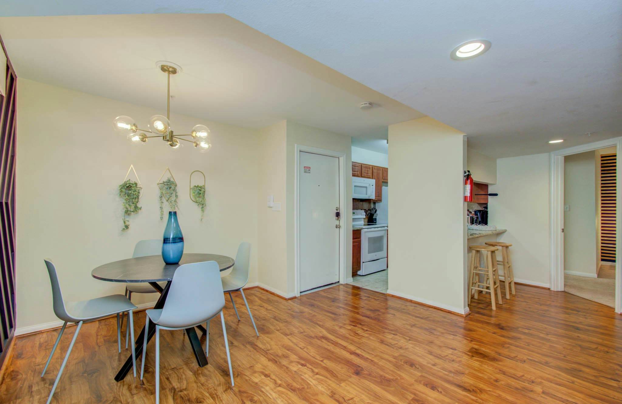 3 Bedrooms, Spacious Central Condo w Pool