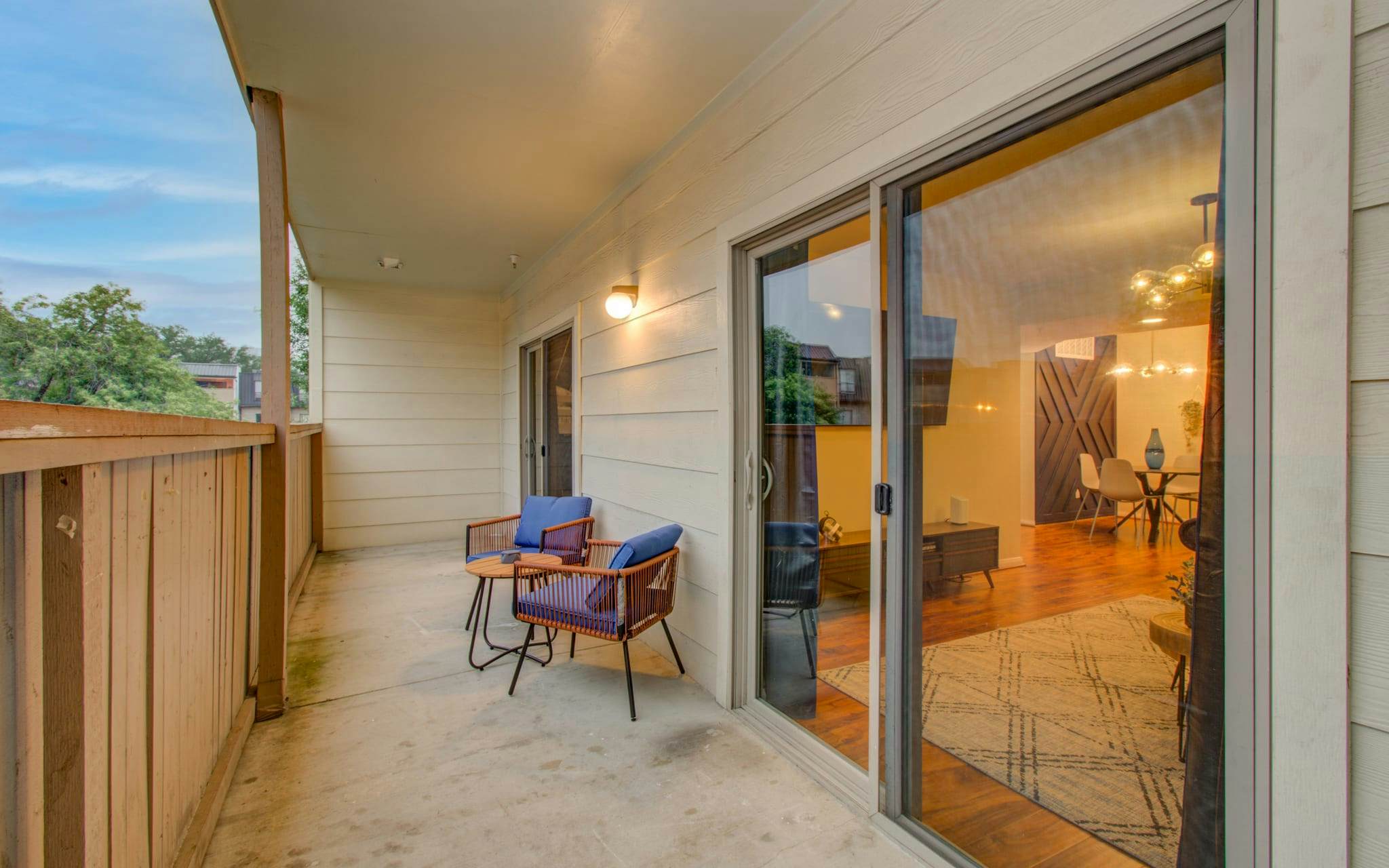 3 Bedrooms, Spacious Central Condo w Pool