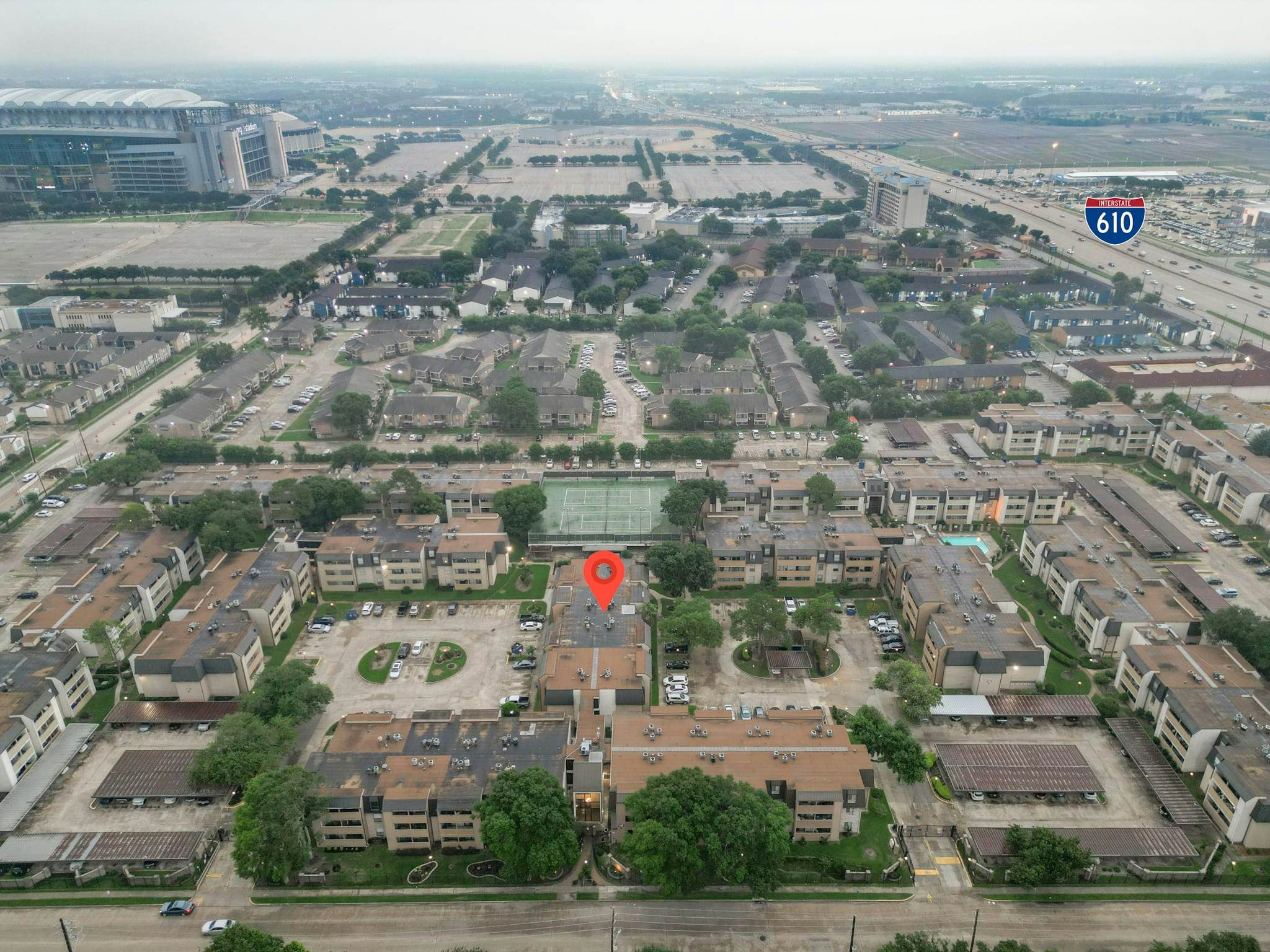 3 Bedrooms, Spacious Central Condo w Pool