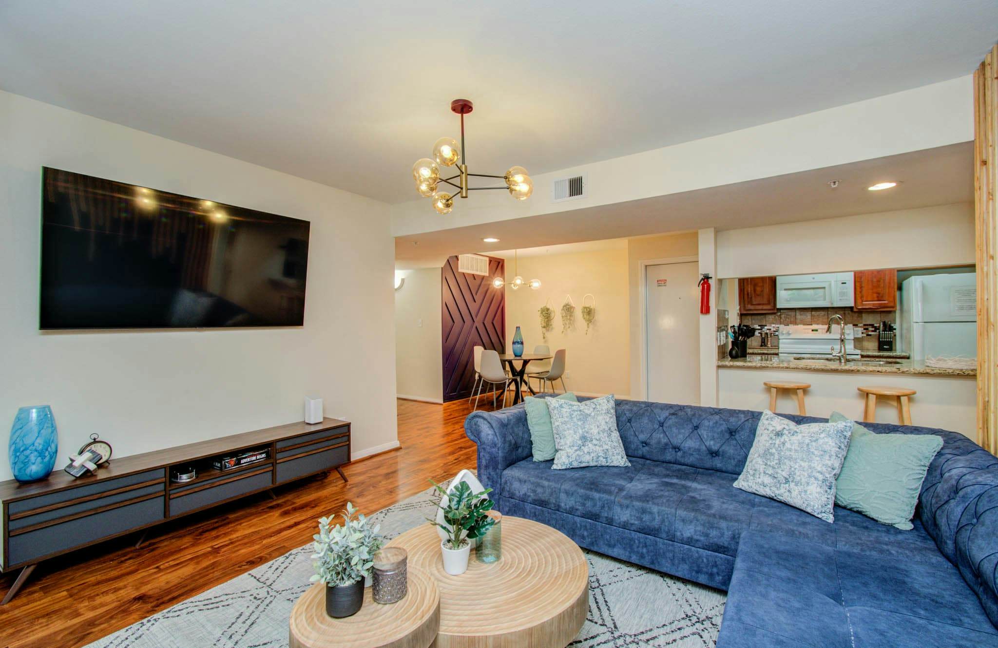 3 Bedrooms, Spacious Central Condo w Pool