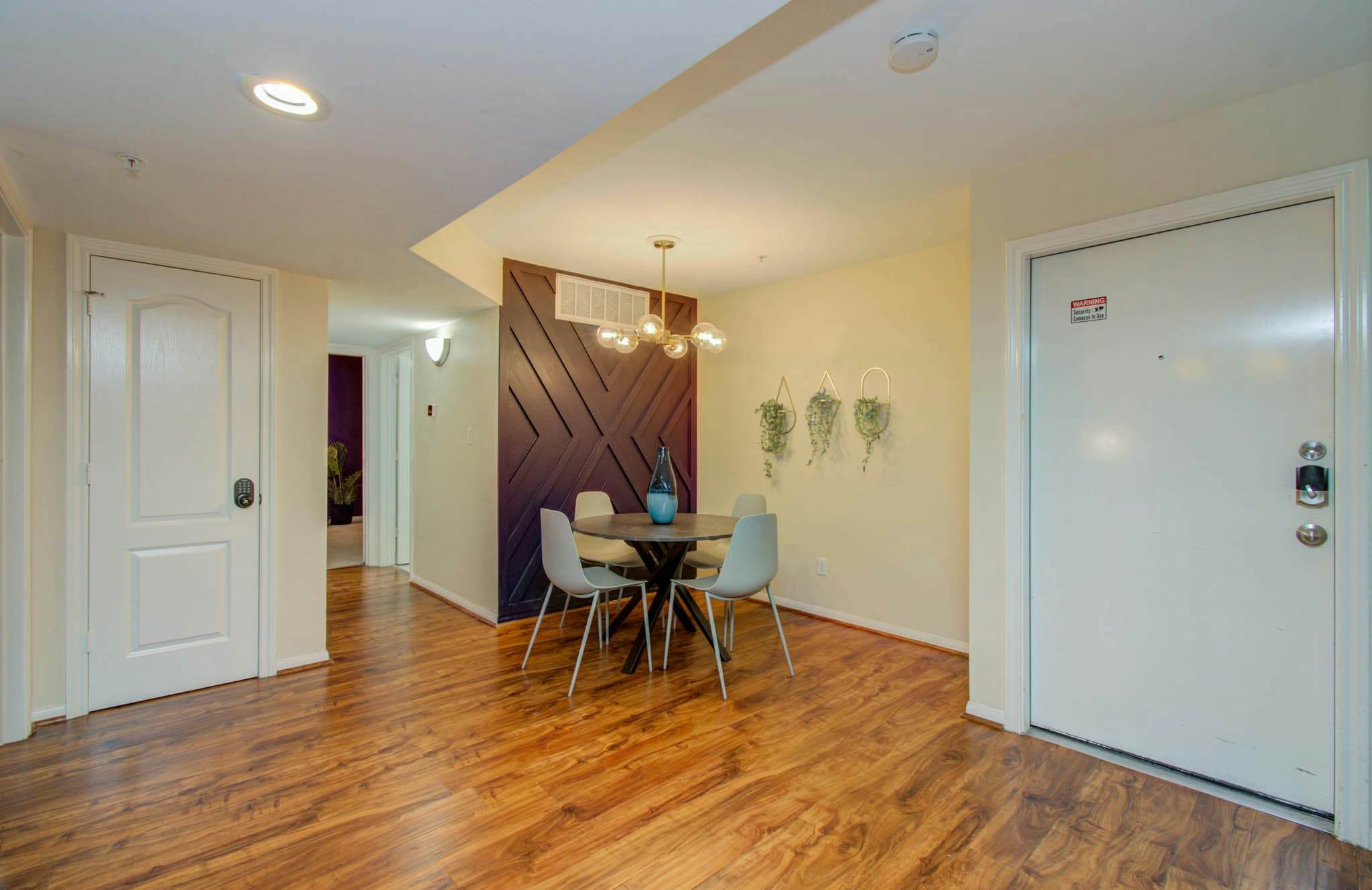 3 Bedrooms, Spacious Central Condo w Pool