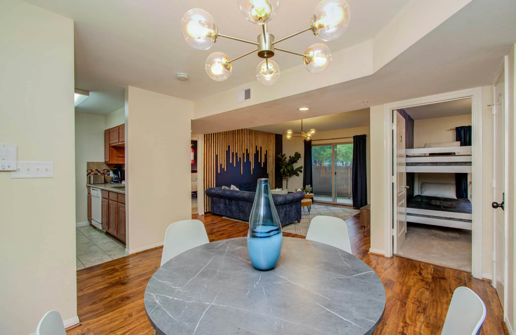 3 Bedrooms, Spacious Central Condo w Pool