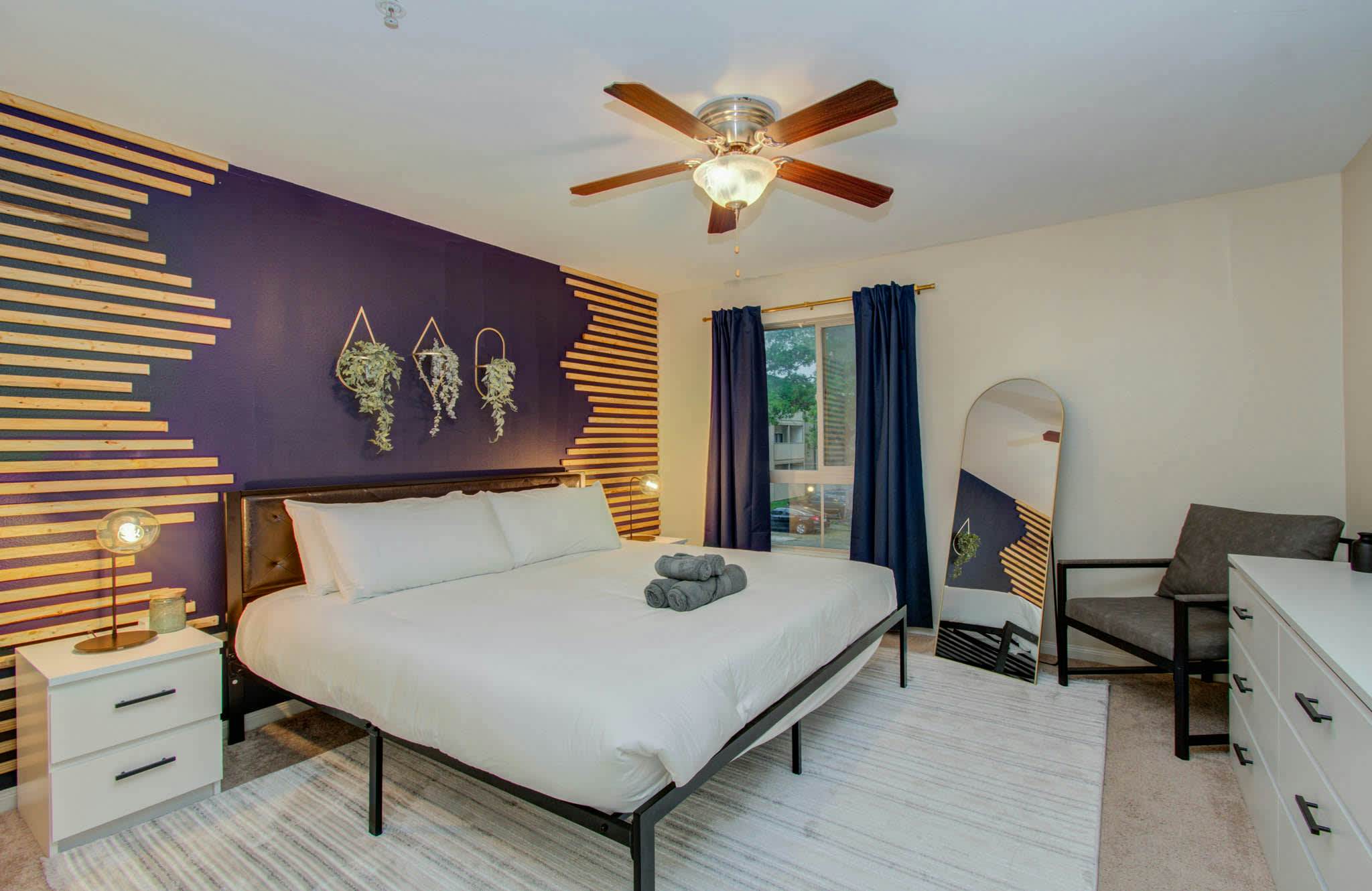 3 Bedrooms, Spacious Central Condo w Pool