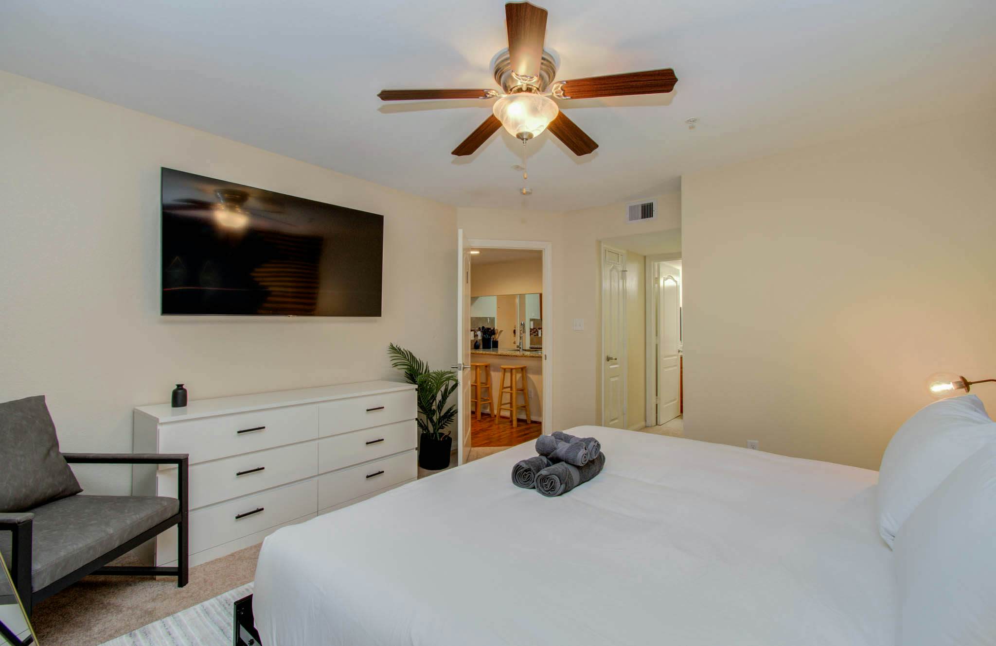 3 Bedrooms, Spacious Central Condo w Pool