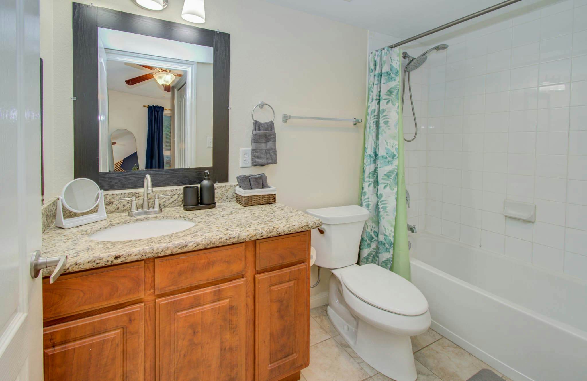 3 Bedrooms, Spacious Central Condo w Pool