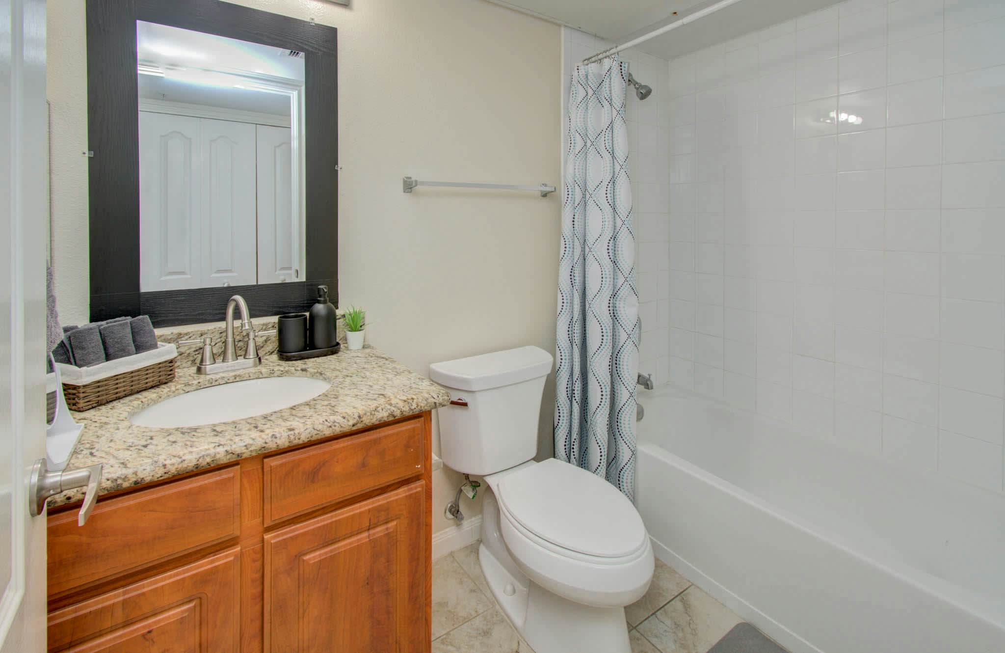 3 Bedrooms, Spacious Central Condo w Pool