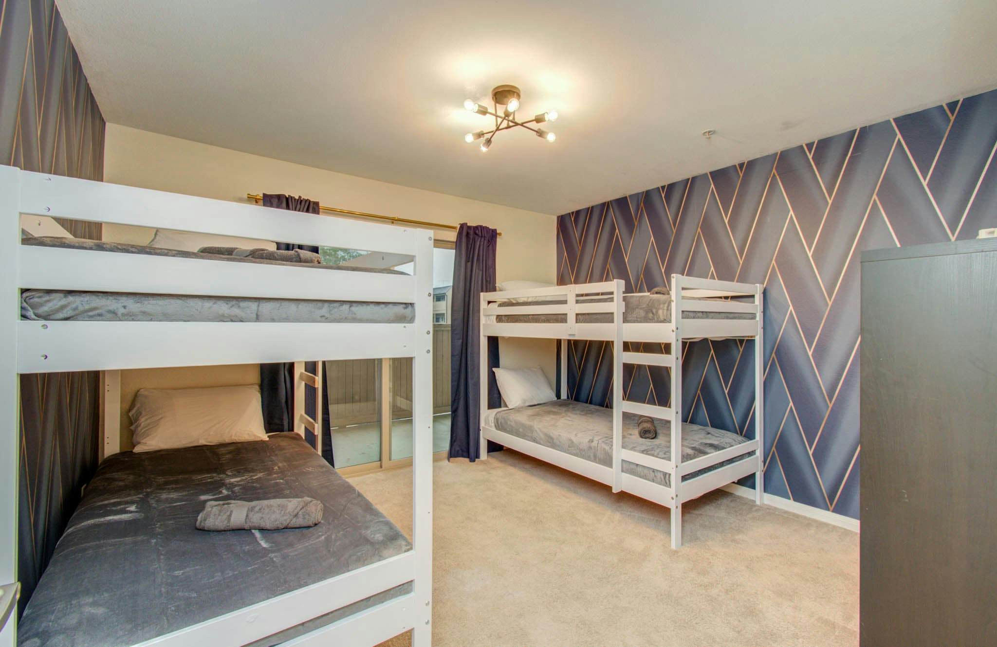 3 Bedrooms, Spacious Central Condo w Pool