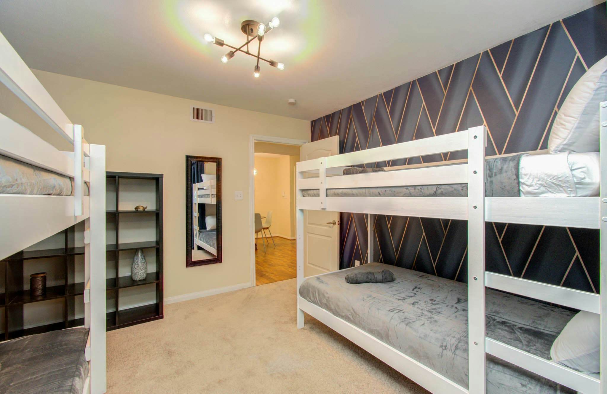 3 Bedrooms, Spacious Central Condo w Pool