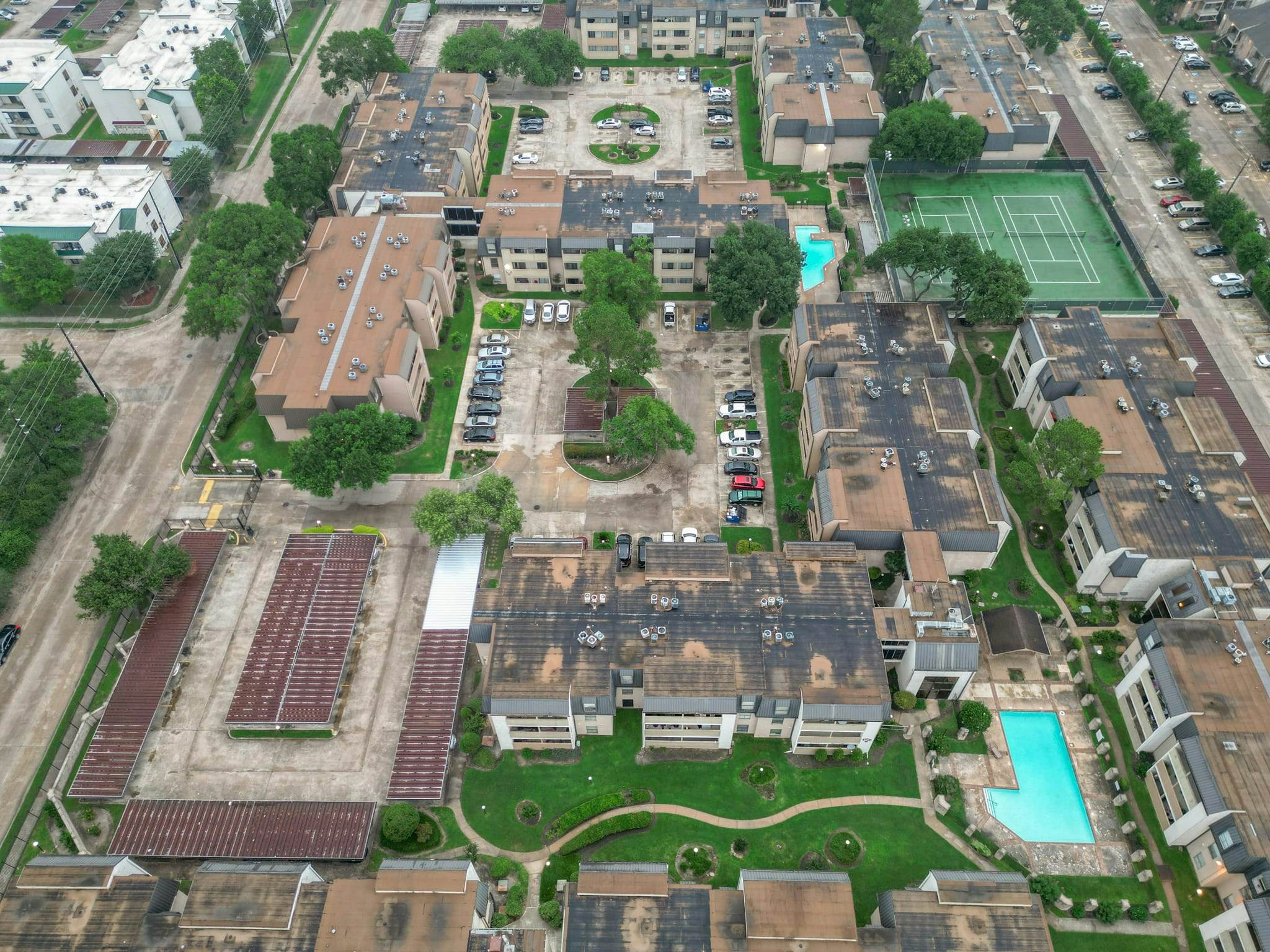 3 Bedrooms, Spacious Central Condo w Pool