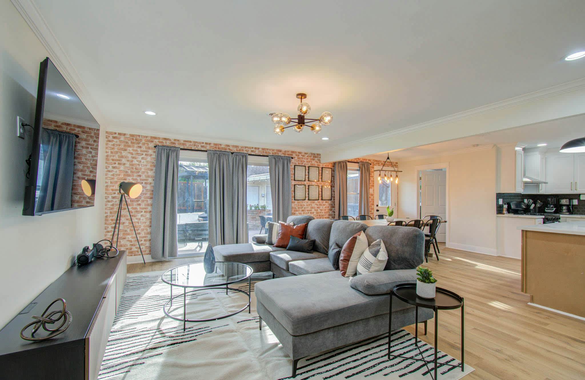 4-BD Central Location w Pool, Patio, Firepit