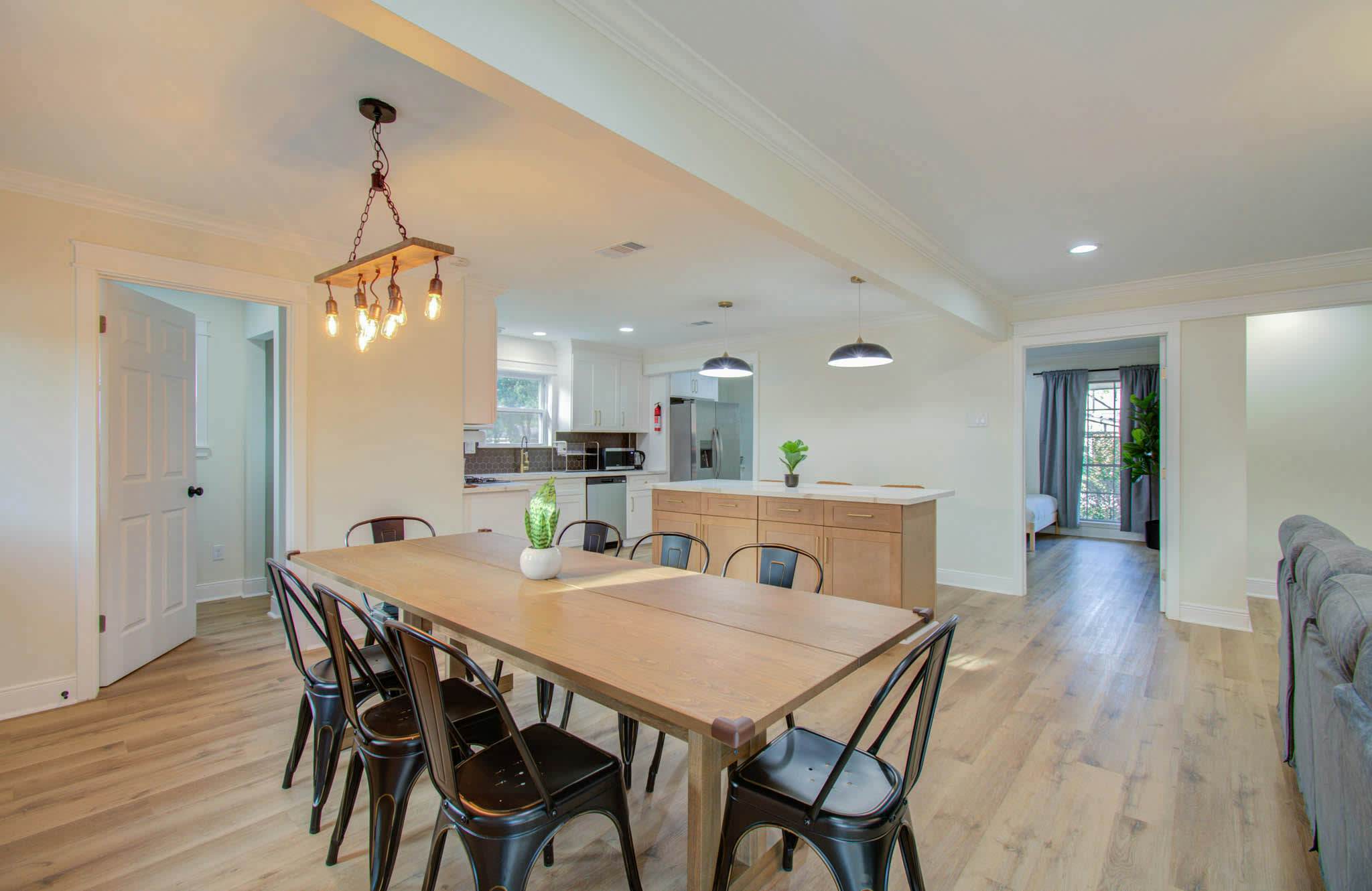 4-BD Central Location w Pool, Patio, Firepit