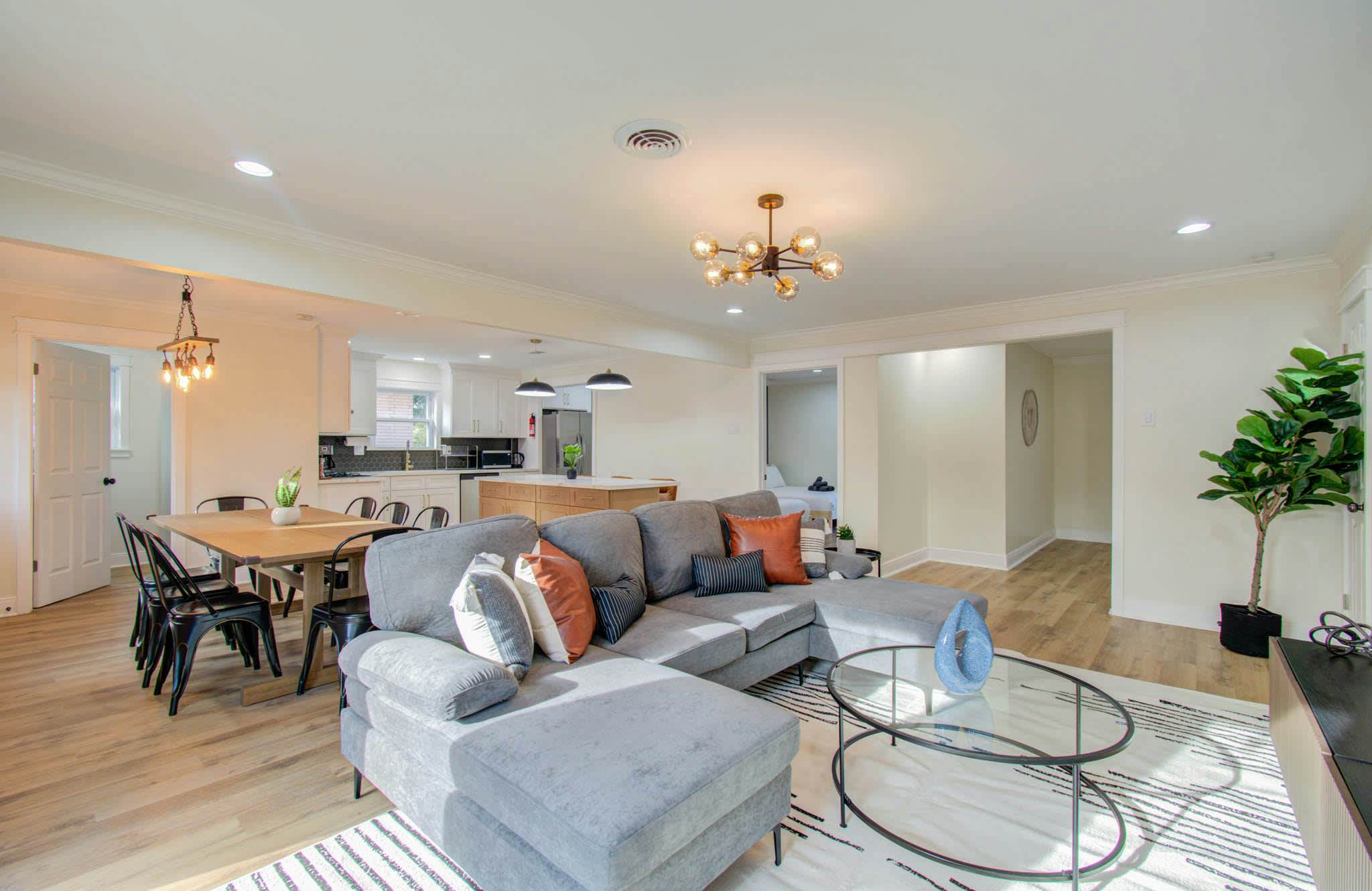 4-BD Central Location w Pool, Patio, Firepit